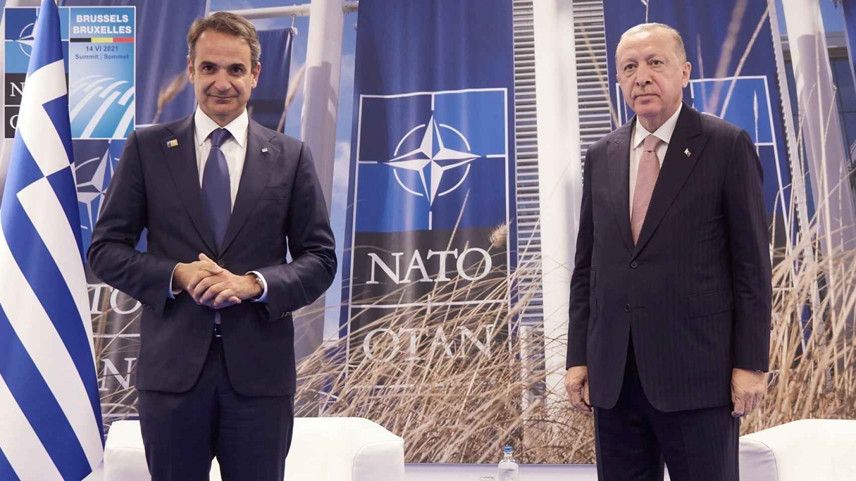 El primer ministro griego, Kyriakos Mitsotakis (i), y el presidente turco, Recep Tayyip Erdogan (d), en un encuentro de la OTAN en Bruselas