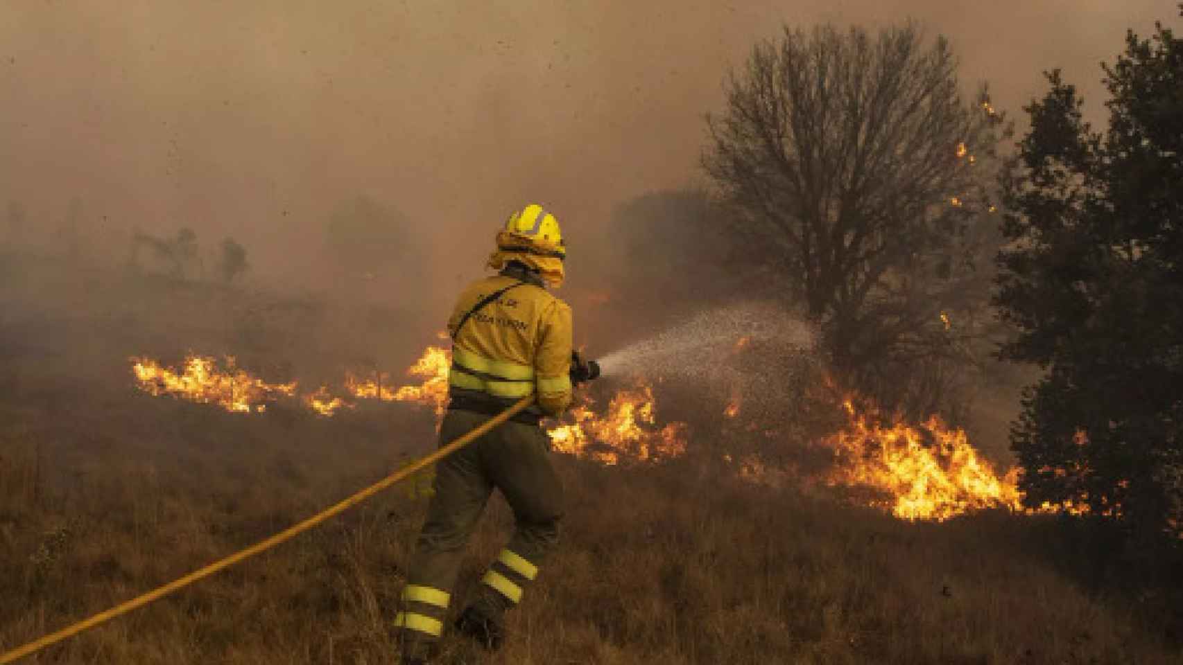 Un bombero trabajando en la propagación de un incendio.