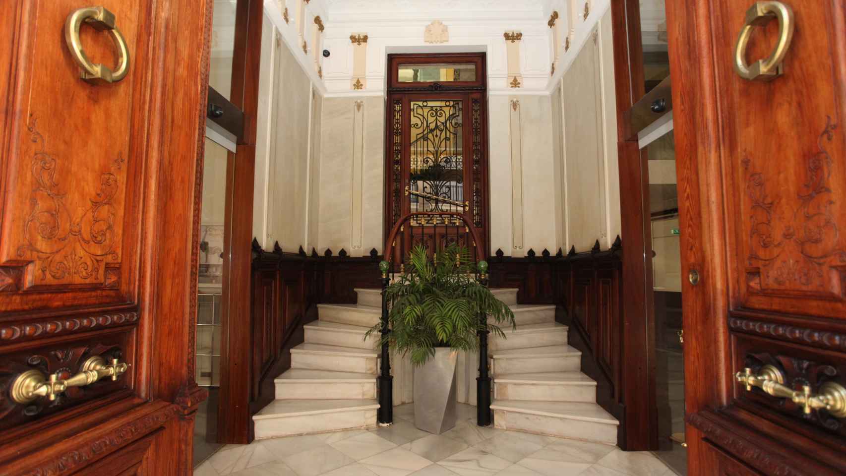 Escaleras de entrada al Instituto Gil-Albert de Alicante.