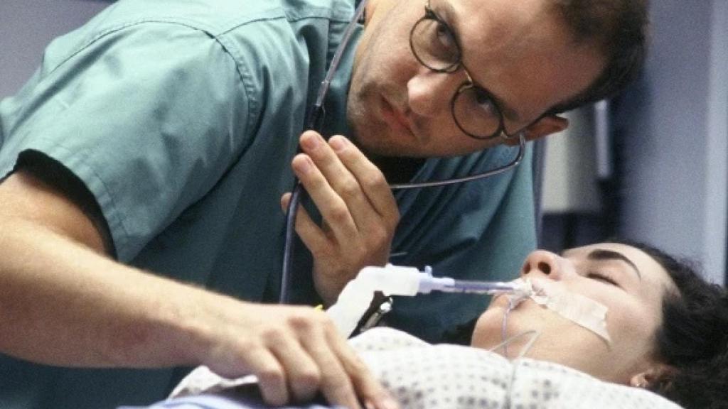 Anthony Edwards y Julianna Margulies en el piloto de 'Urgencias'.