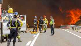 Efectivos de los bomberos de Segovia, de la Junta de Castilla y León y Protección Civil trabajan en la extinción del incendio en la Nacional-110