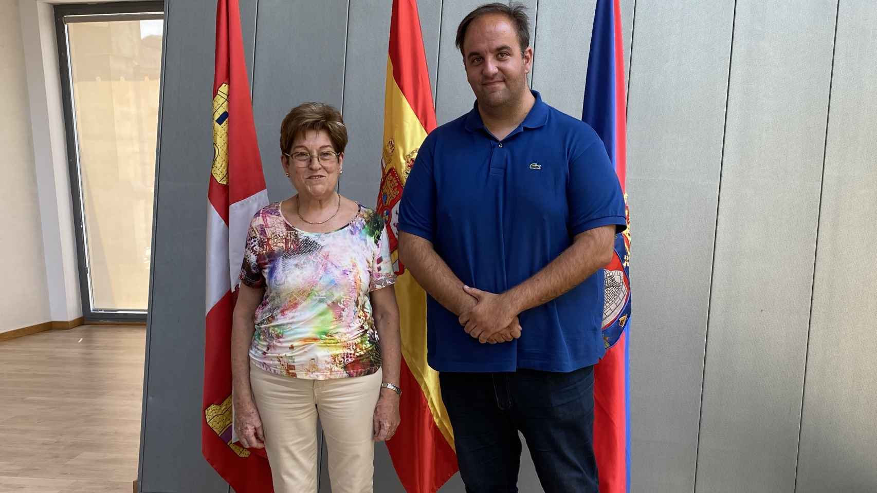 La maestra Josefa Diego Hernández, junto al alcalde de Guijuelo, Roberto Martín