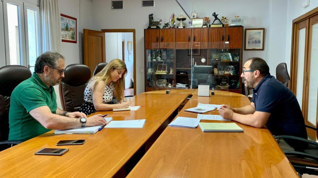 Miguel Ángel Oliveira junto a Raquel Alonso en la reunión