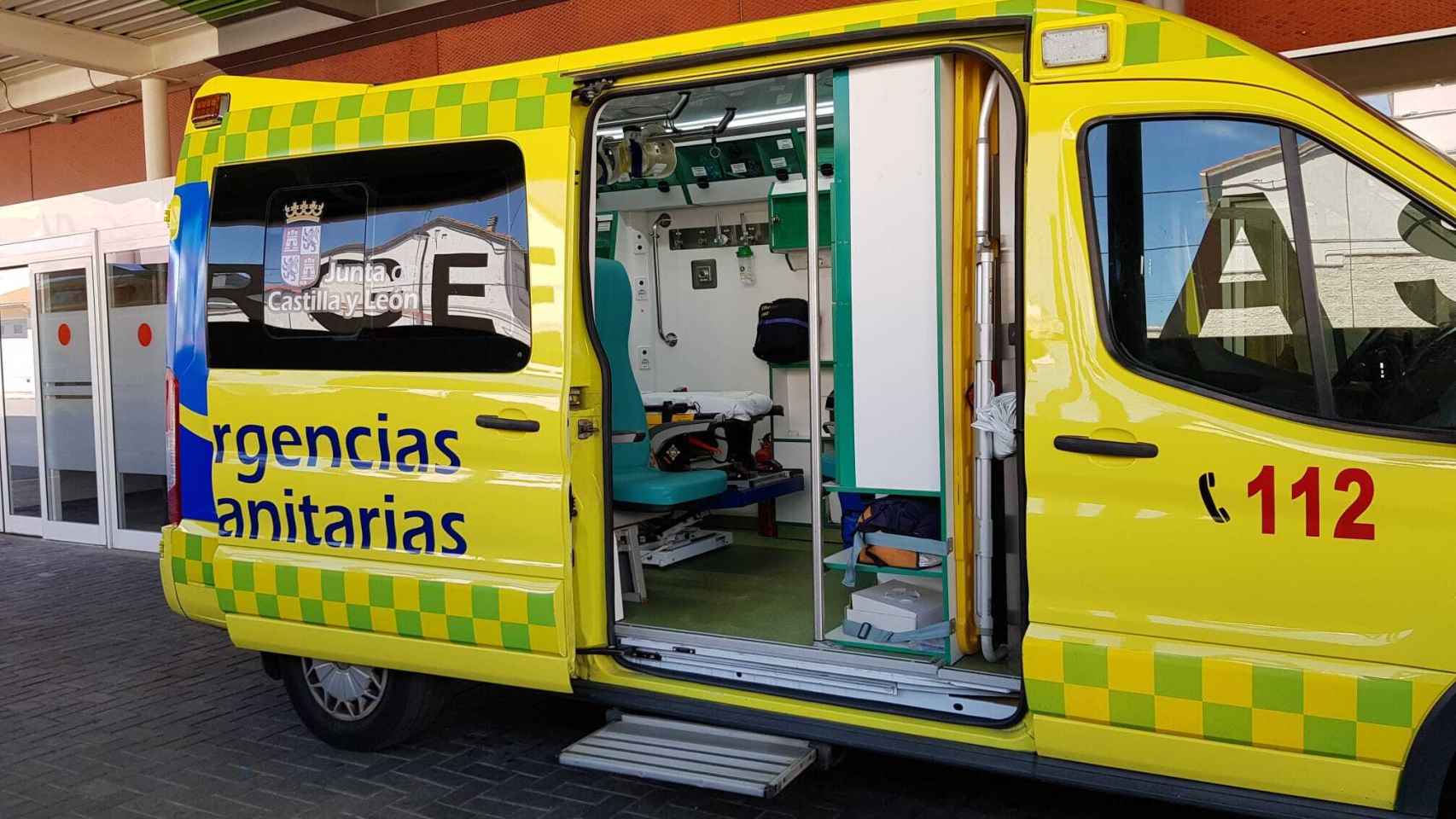 Ambulancia del 112 en las Urgencias del Hospital Virgen de la Zamora