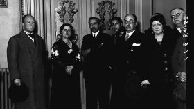 Clara Campoamor (segunda por la izquierda), en su toma de posesión como directora general de Beneficencia. Fotos: Acción Cultural Española