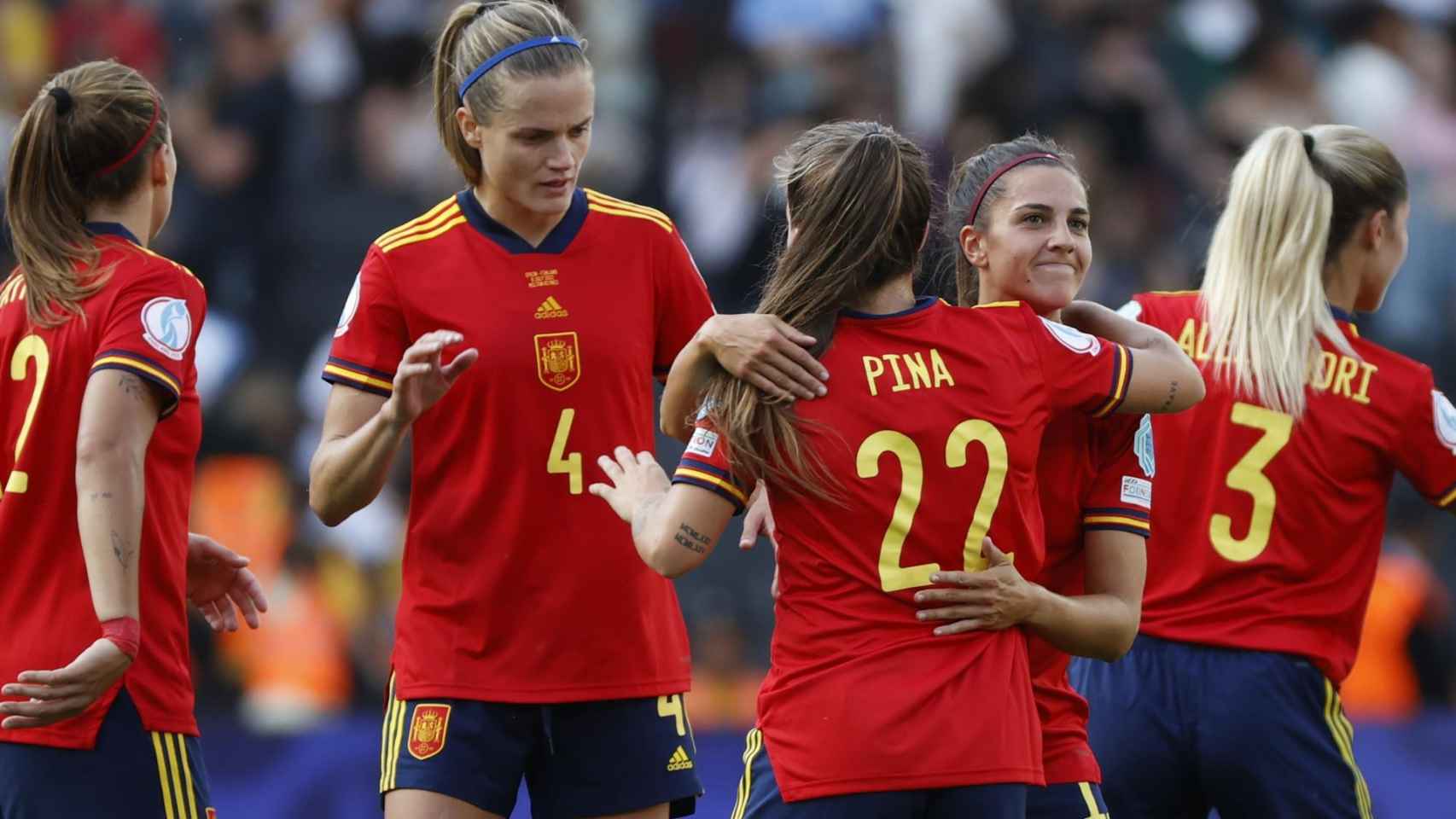 Irene Paredes, Claudia Pina y Marta Cardona celebran una victoria de la selección española de fútbol femenino en la Eurocopa 2022