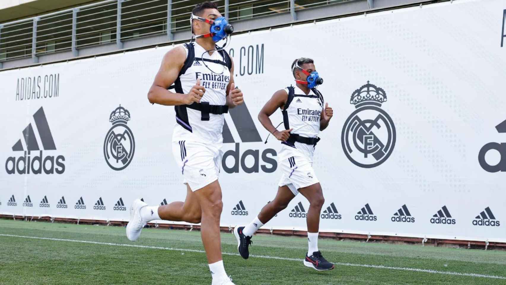 Casemiro y Rodrygo, con las mascarillas en un entrenamiento del Real Madrid