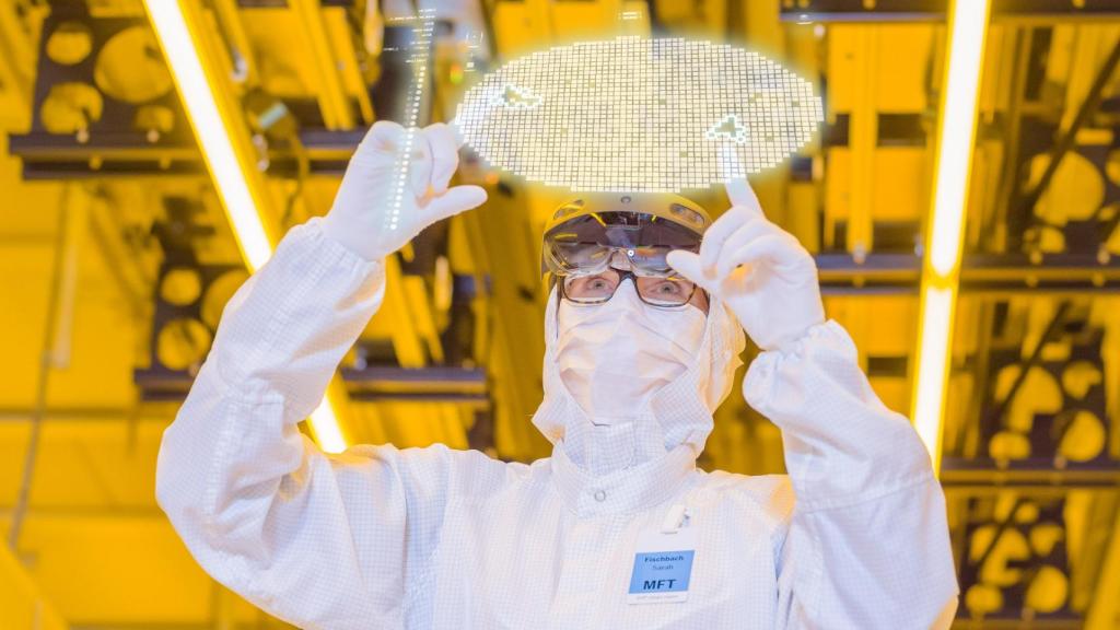 Proceso de control de calidad en la fábrica de obleas de Bocsh en Dresde (Alemania).