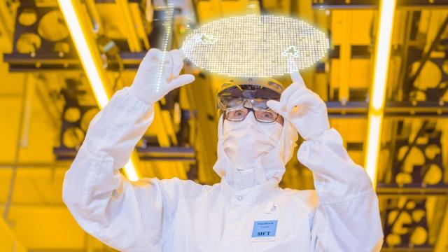 Control de calidad en una fábrica de semiconductores.