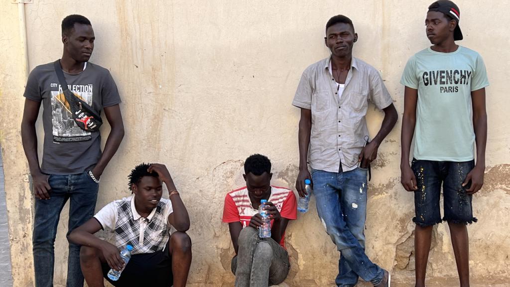 Un grupo de sudaneses, recién llegados a la ciudad marroquí de Oujda.