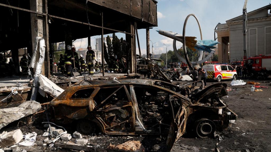 Vista de un edificio dañado y un coche en Vinnytsia