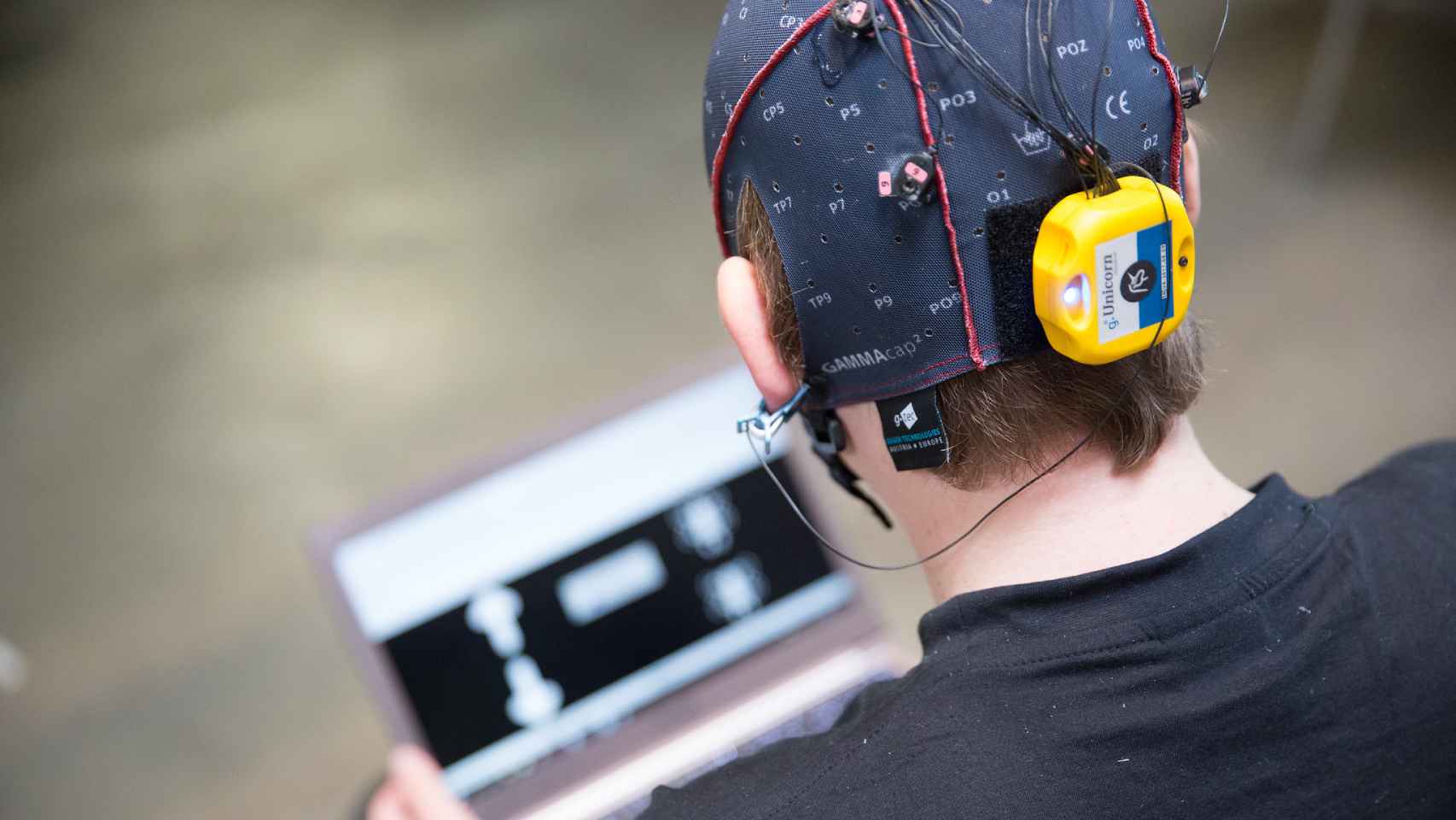 Un voluntario con un casco de electrodos para registrar sus ondas cerebrales