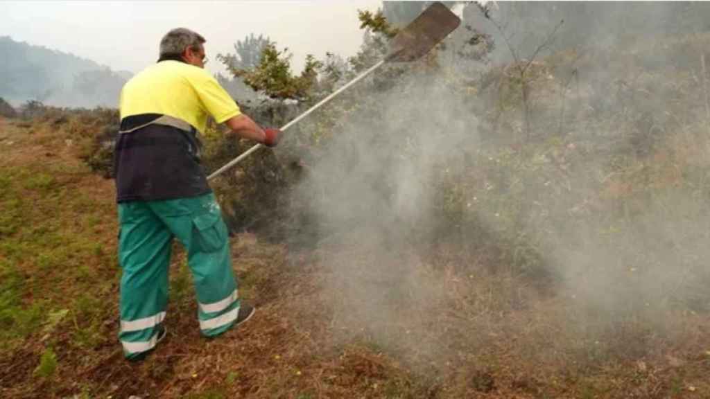 El Conserje del colegio Fontes de Baíña ayuda en las labores de extinción del incendio.