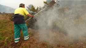 El Conserje del colegio Fontes de Baíña ayuda en las labores de extinción del incendio.