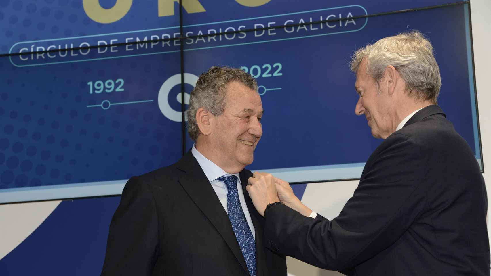 Rueda entrega la Medalla de Oro del Círculo de Empresarios de Galicia a Jaime Borrás Sanjurjo.
