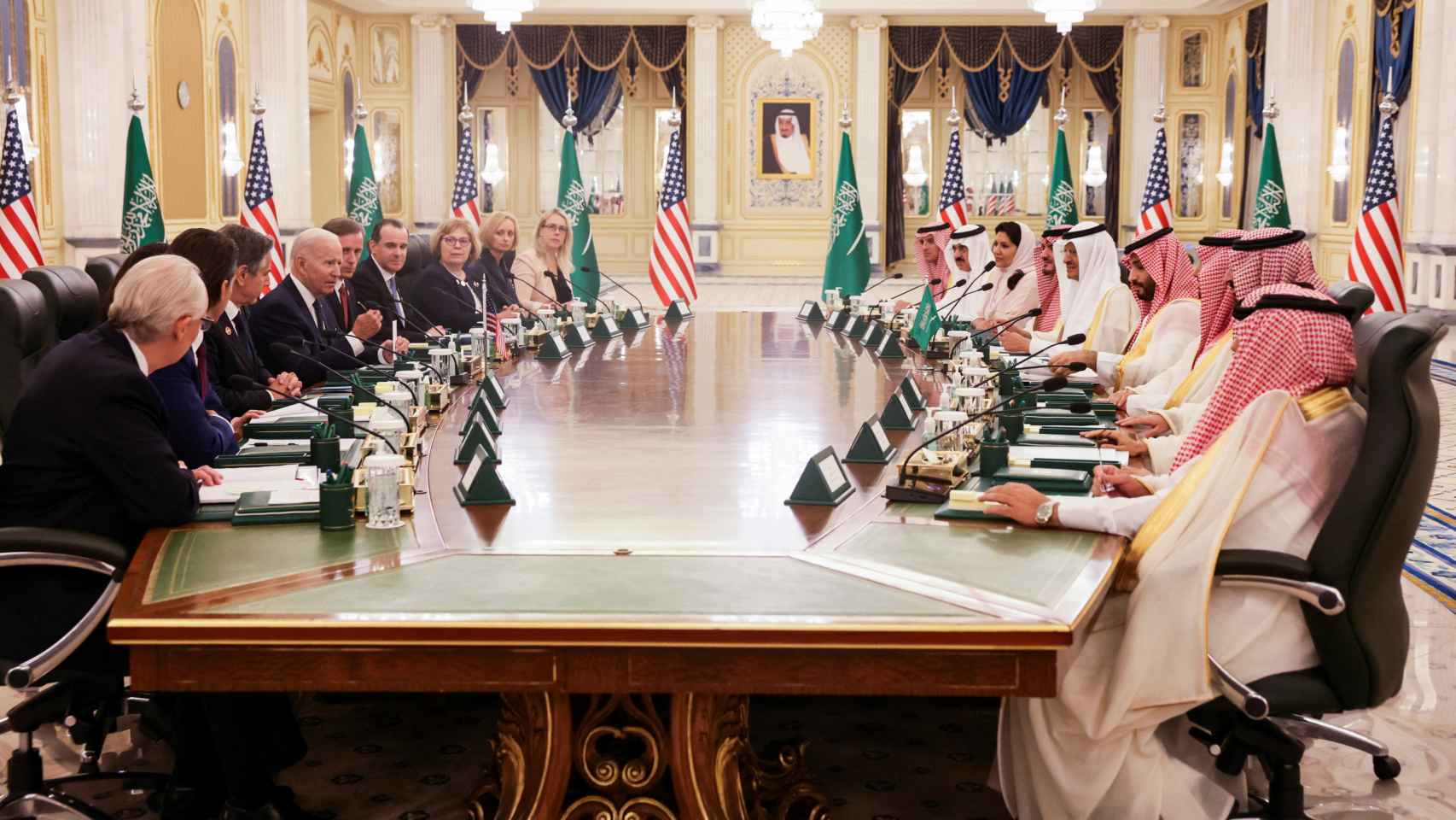 El presidente de los Estados Unidos, Joe Biden , participa en una reunión bilateral con el príncipe heredero de Arabia Saudita, Mohammed bin Salman, en el Palacio Real de al Salam, en Jeddah.