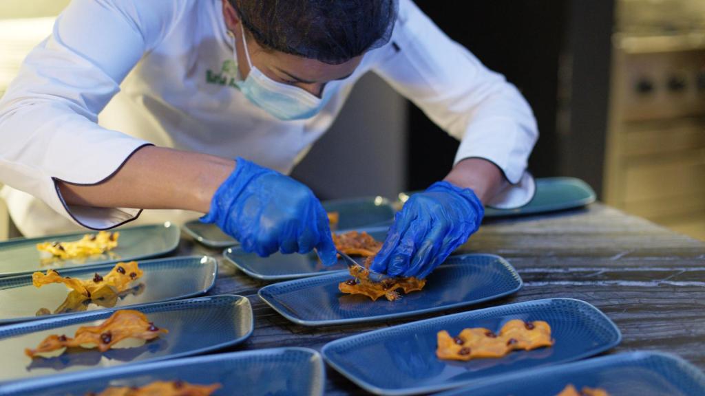 La chef María Marte cocinando.