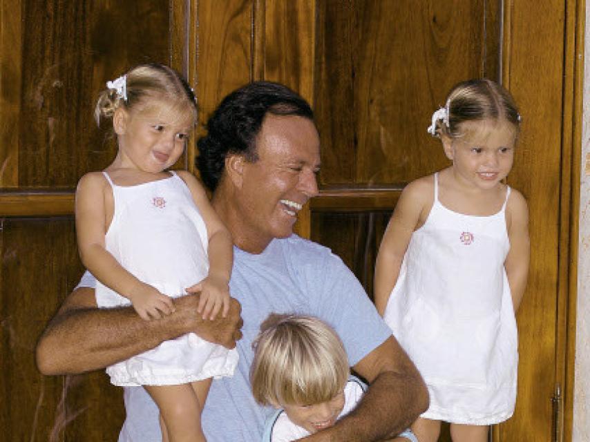 Julio Iglesias con sus hijas gemelas, Cristina y Victoria, y su hijo Rodrigo.