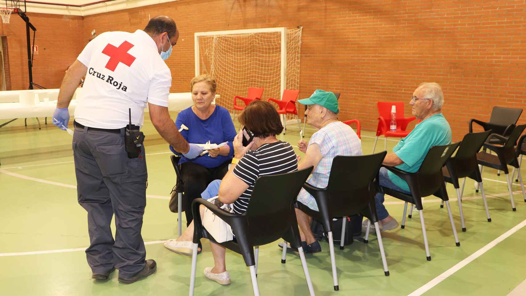 Voluntarios de Cruz Roja con los evacuados del incendio de Figueruela