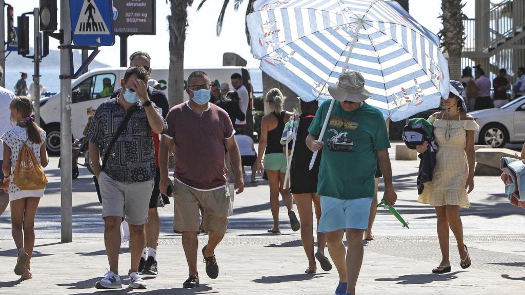 El Instituto de Salud Carlos III mide el impacto de la ola de calor en los fallecidos. En la imagen, un hombre se protege del sol en Alicante.