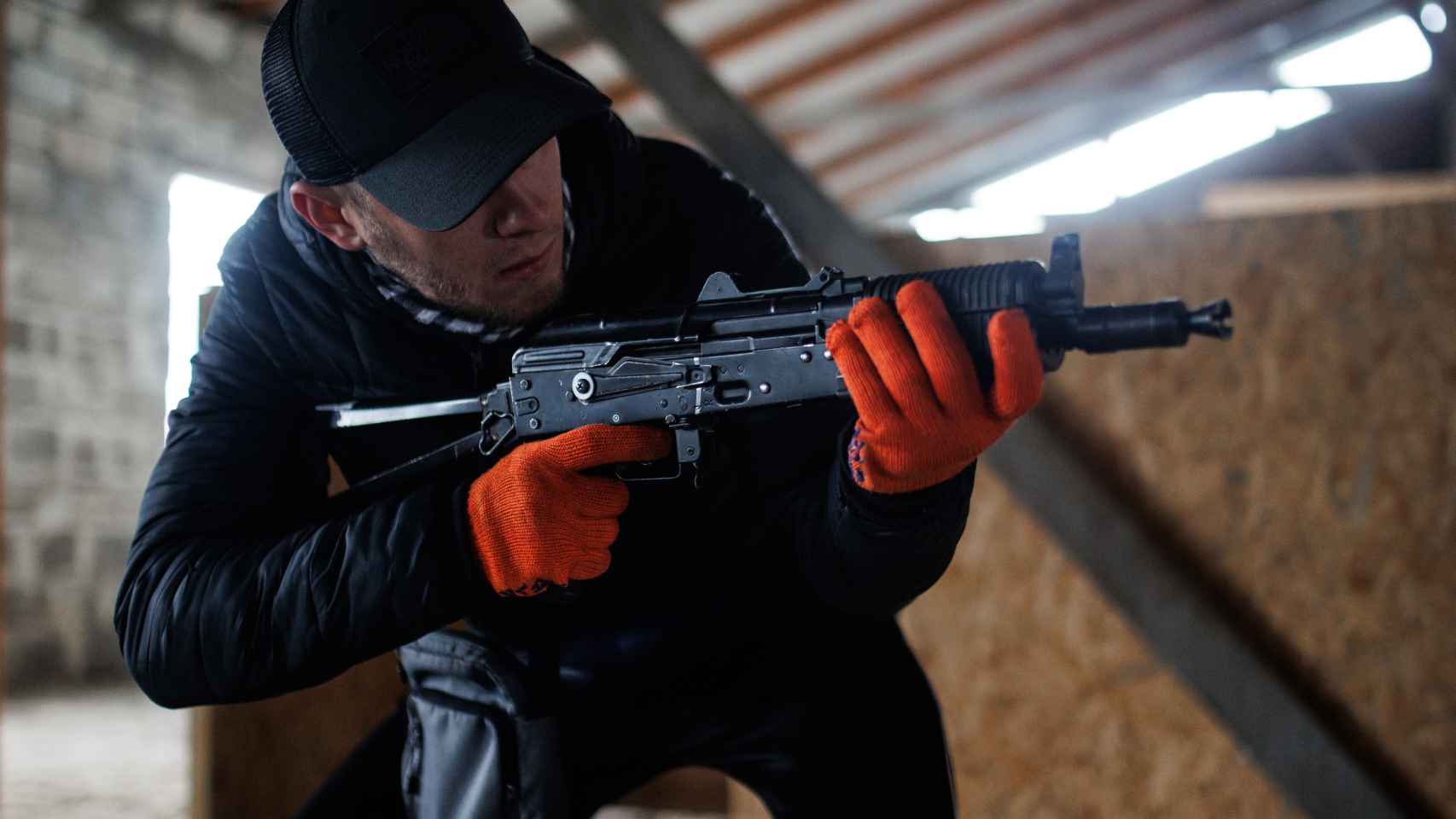 Civil practicando con un arma de asalto.