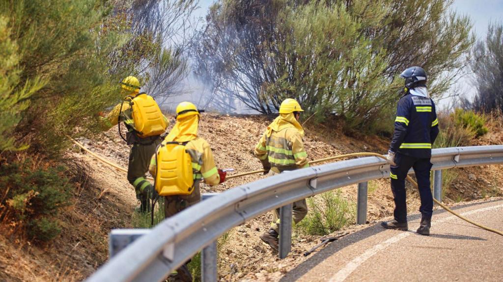 Bomberos en el incendio de Figueruela