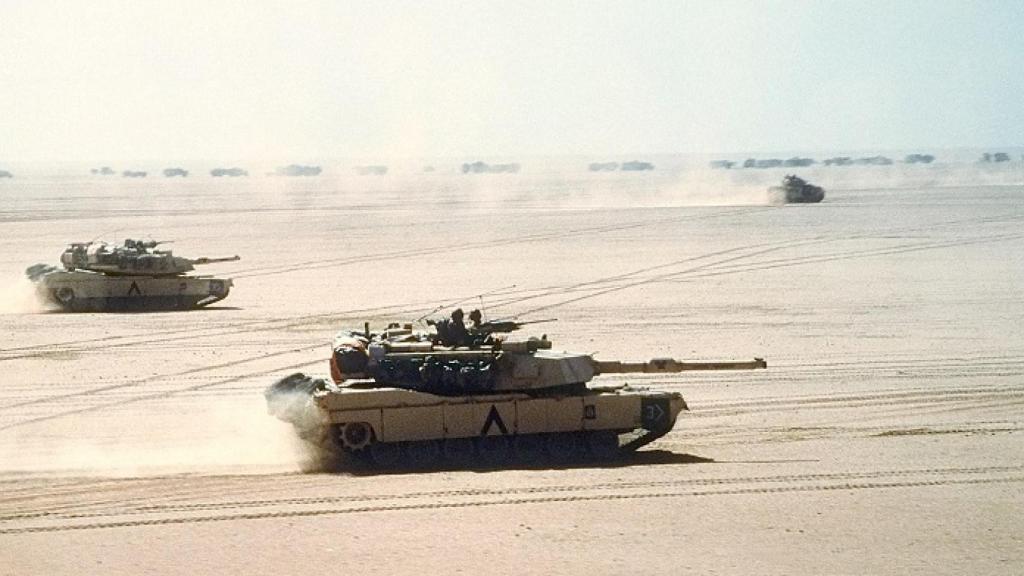 Tanques estadounidenses M1 Abrams avanzan durante la operación Tormenta del Desierto de la Guerra del Golfo de 1991