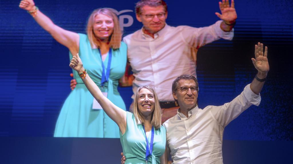 María Guardiola (c), la próxima presidenta regional del Partido Popular en Extremadura, acompañada por el presidente nacional del PP, Alberto Núñez Feijóo