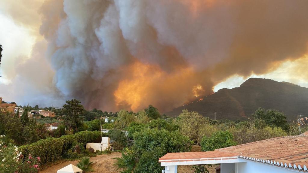 Una imagen del incendio desde la casa de Manuel, a escasos 500 metros del fuego.