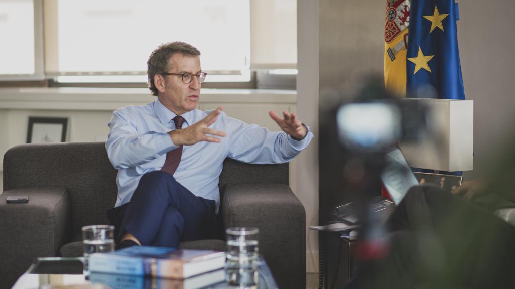 Alberto Núñez Feijóo, presidente del PP, en su despacho de Génova, en un momento de la entrevista.