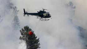 Un helicóptero sobrevuela un incendio en Quiroga (Lugo).
