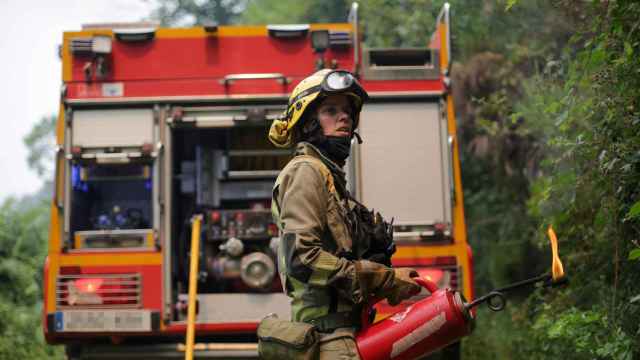 Agente de las Brigadas de Refuerzo en Incendios Forestales (BRIF) realiza labores de extinción durante un incendio en Samos (Lugo).