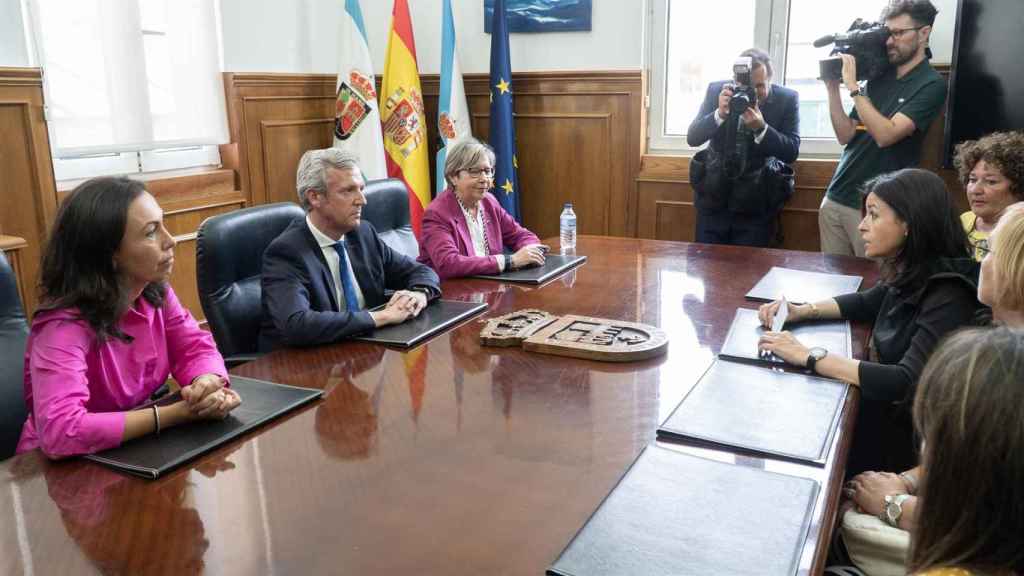 El presidente de la Xunta, Alfonso Rueda, habla con la portavoz de los familiares de las 21 víctimas del naufragio del Villa de Pitanxo, María José de Pazo en Marín (Pontevedra).