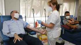El conselleiro de Sanidade dona sangre en Vigo.
