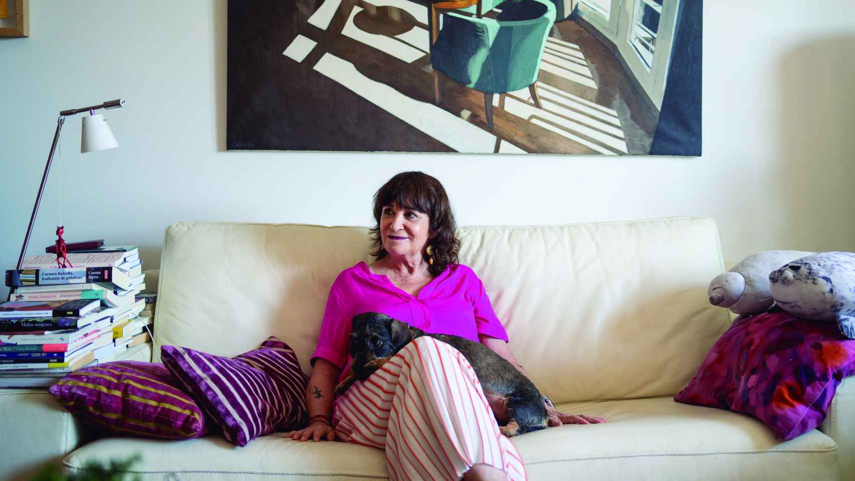 Rosa Montero junto a Petra en su sofá.