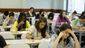 La Comunidad Valenciana invierte 29 millones en becas universitarias. En la imagen, estudiantes en la PAU.