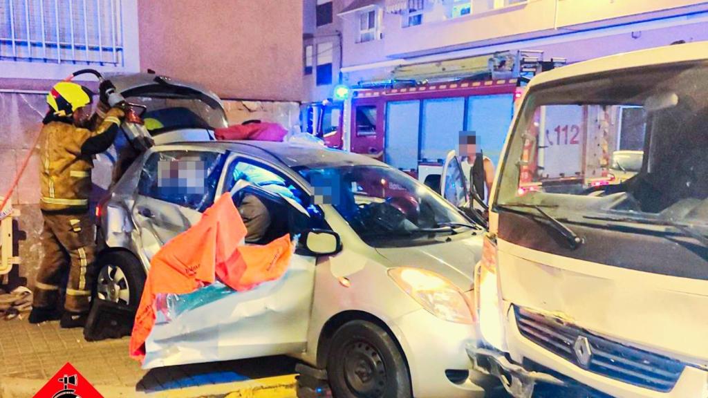 El delito más habitual por el que se pasa a disposición judicial es por conducir bajo los efectos del alcohol. En la imagen, un accidente en Elche.