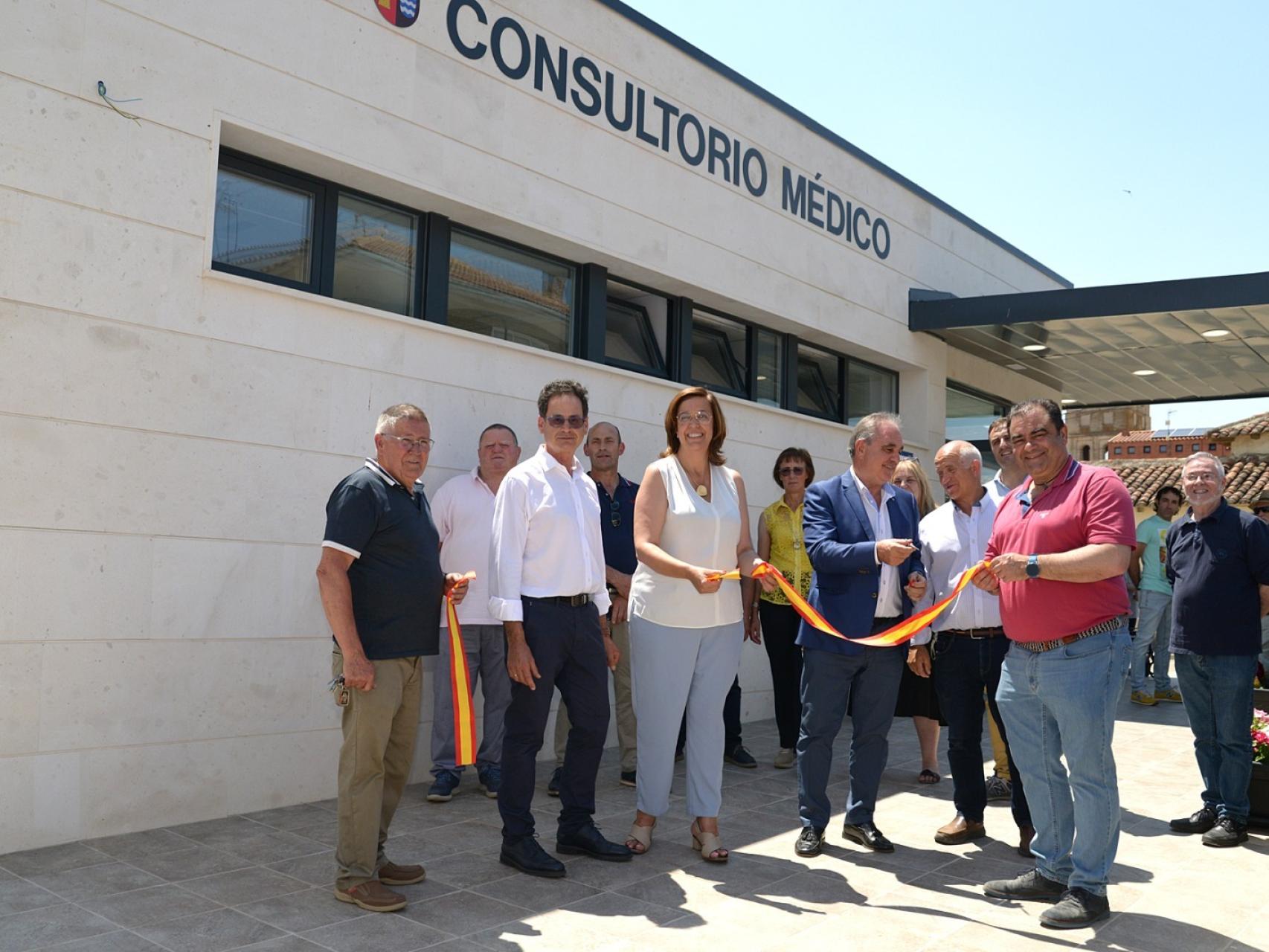 Armisén visita el nuevo consultorio de Santevás de la Vega.