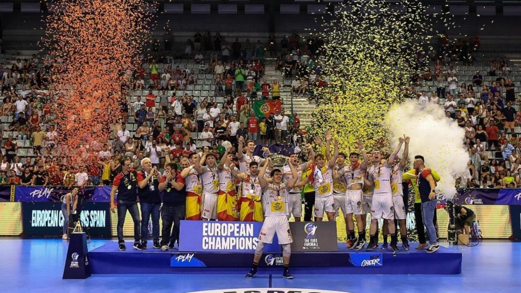 Los jugadores de la selección española de balonmano júnior masculina celebran el triunfo en el Europeo.