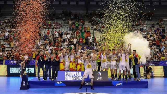 Los jugadores de la selección española de balonmano júnior masculina celebran el triunfo en el Europeo.