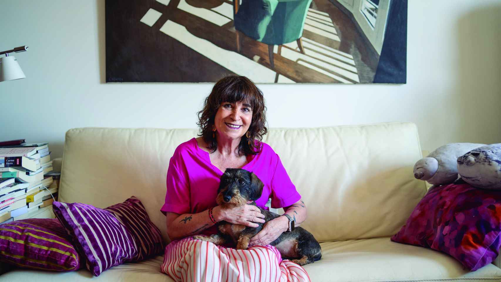 Rosa Montero junto a su perra Petra.