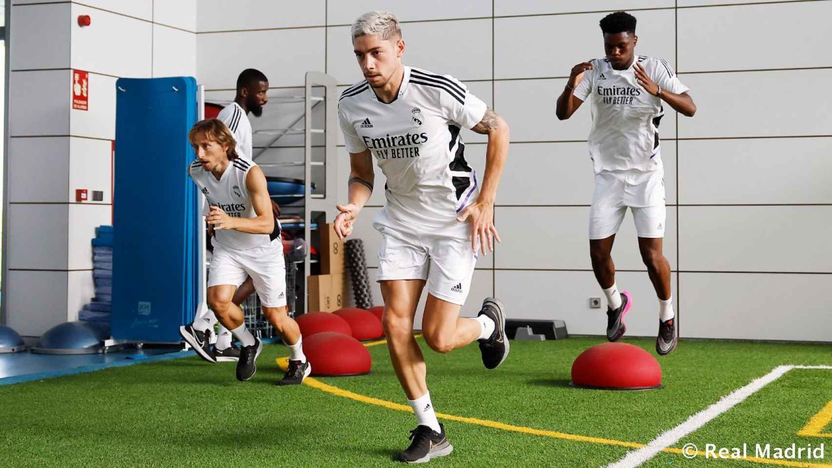 Modric, Fede Valverde y Tchouameni, en el entrenamiento del Real Madrid