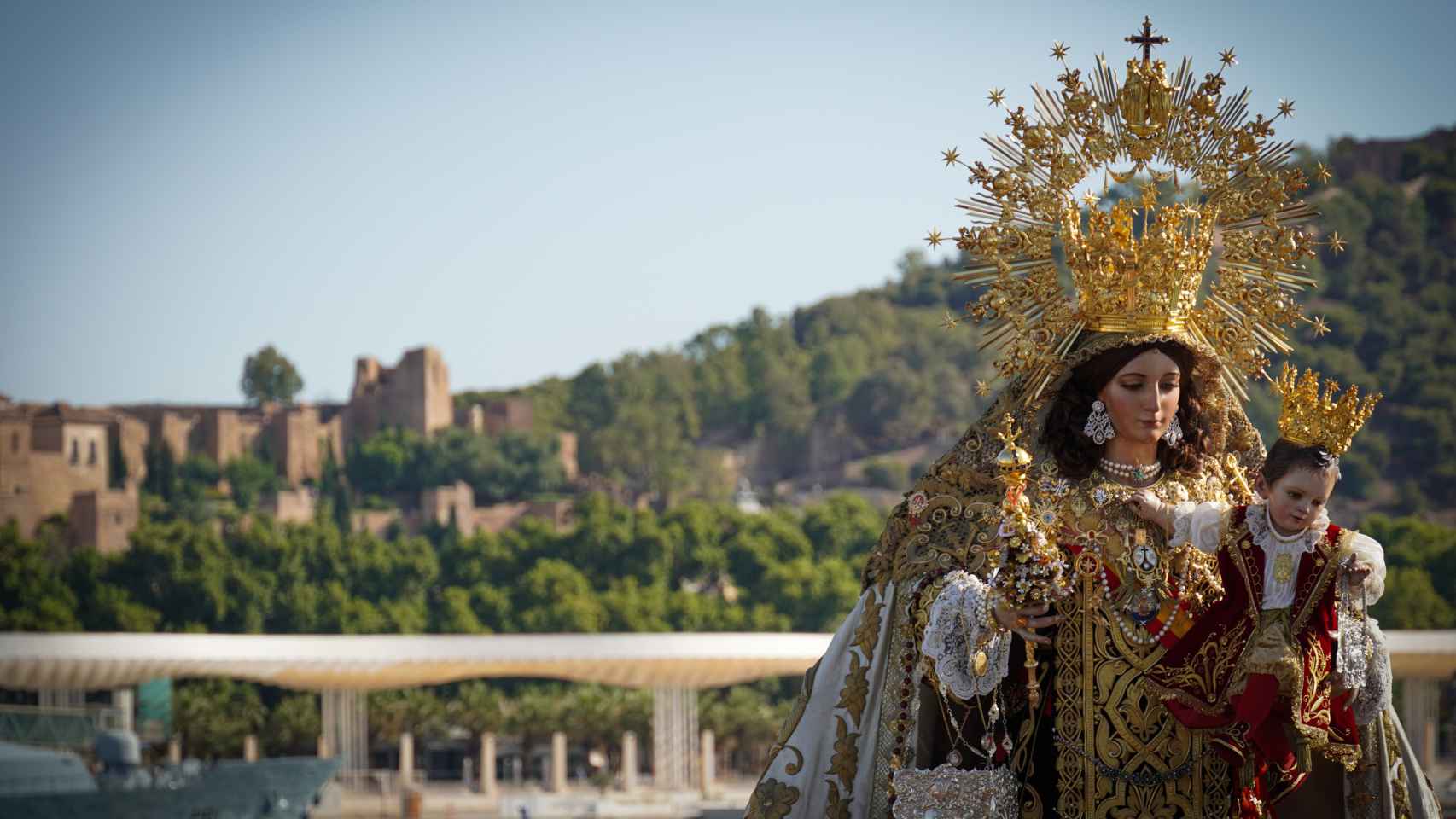 La Virgen del Carmen, con las vistas de Málaga de fondo.