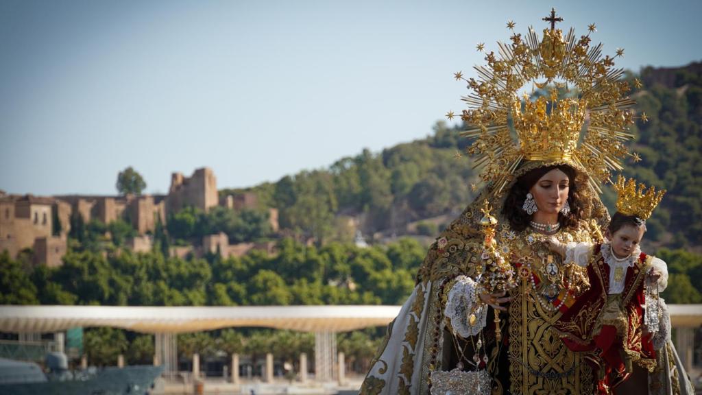 La Virgen del Carmen, con las vistas de Málaga de fondo.