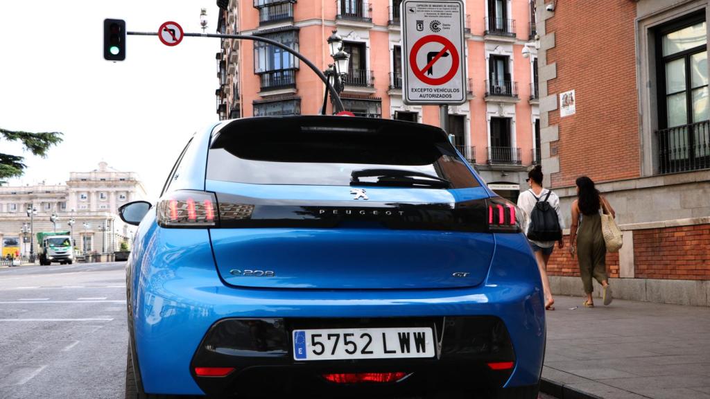 Con el Peugeot e-208 no hay restricciones para circular por Madrid.