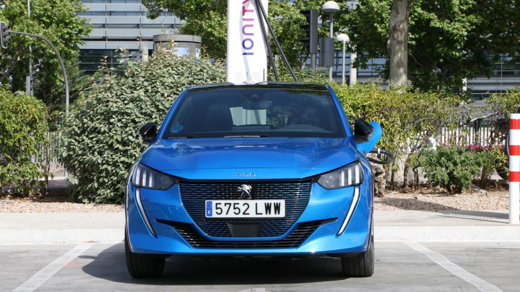 El Peugeot e-208 en la estación de recarga rápida de Ionity en Madrid.