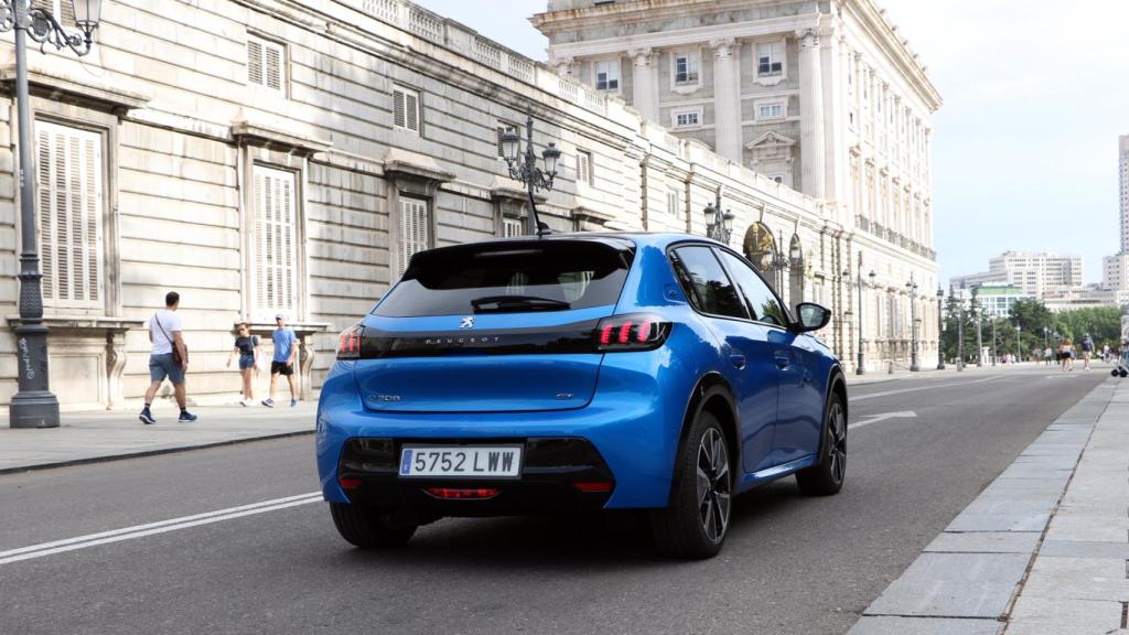 El Peugeot e-208 en los alrededores del Palacio Real de Madrid.