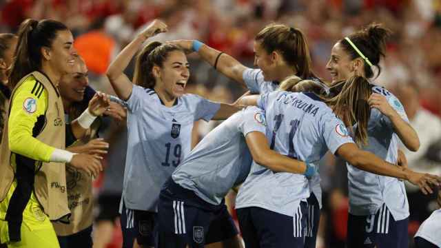 Las jugadoras de la selección española celebran el gol que les dio la victoria frente a Dinamarca.
