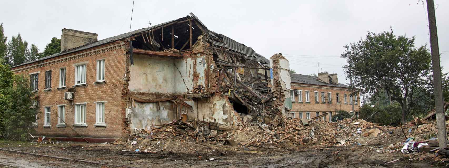 Aspecto de un edificio residencial en Kharkiv tras recibir el impacto de un misil ruso este sábado 16 de julio