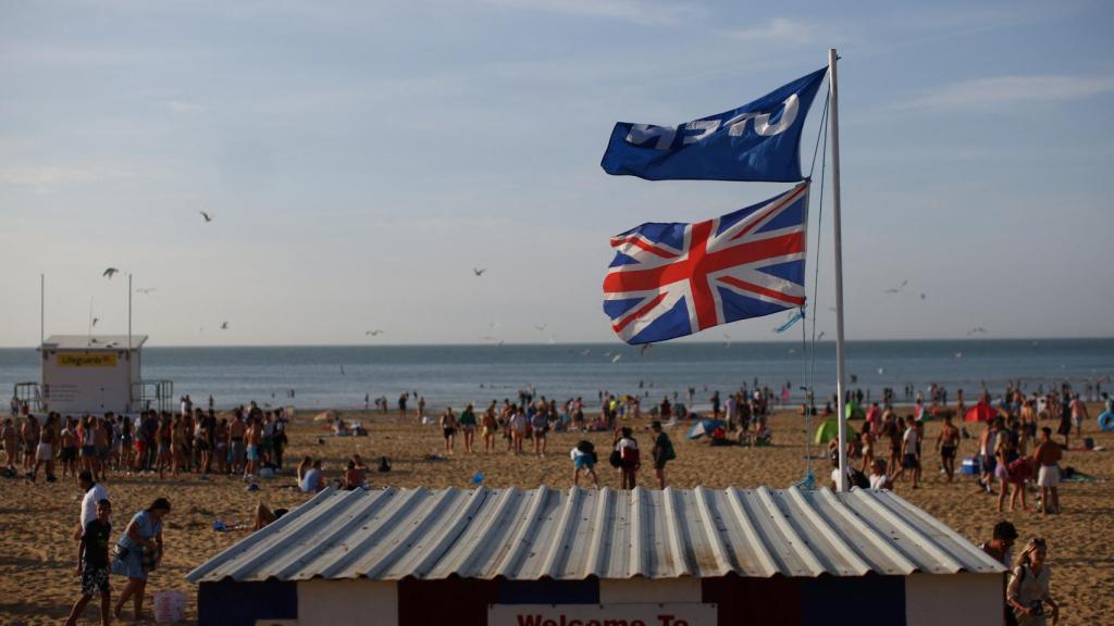 La gente camina por la playa de Margate, cerca de Londres.